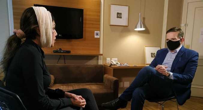 Roberto Cabrini entrevista Liziane Gutierrez, que se envolveu em pol&ecirc;mica com um policial