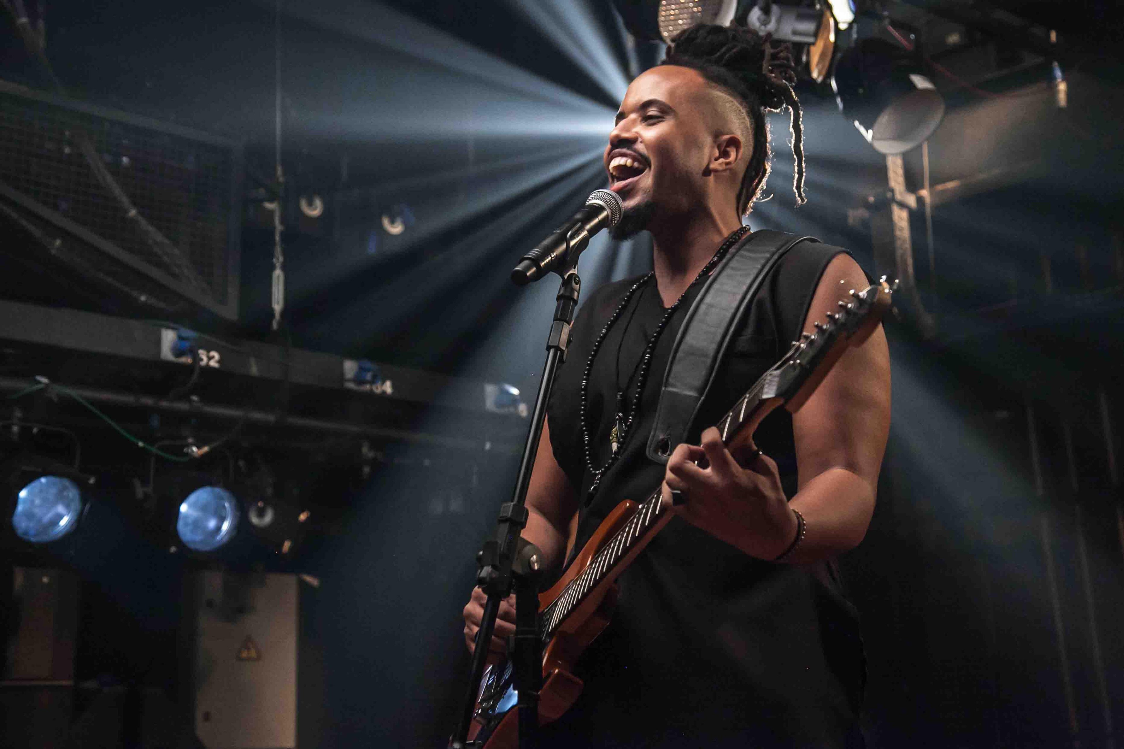 Multiartista Muato, na live do projeto  "AfroLove Songs ou A Can&ccedil;&atilde;o Urbana de Amor Pol&iacute;tica" homenageia Mandela, no dia em que o &iacute;cone na luta contra o racismo completaria 103 anos
