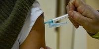 Porto Alegre começa vacinação em pessoas com 33 anos nesta terça