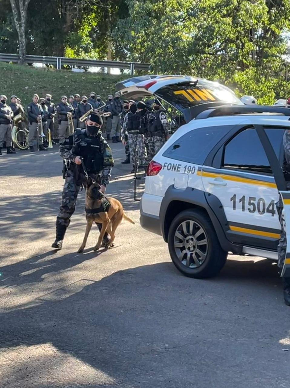 A iniciativa j&aacute; conta com cinco c&atilde;es e seis policiai militares