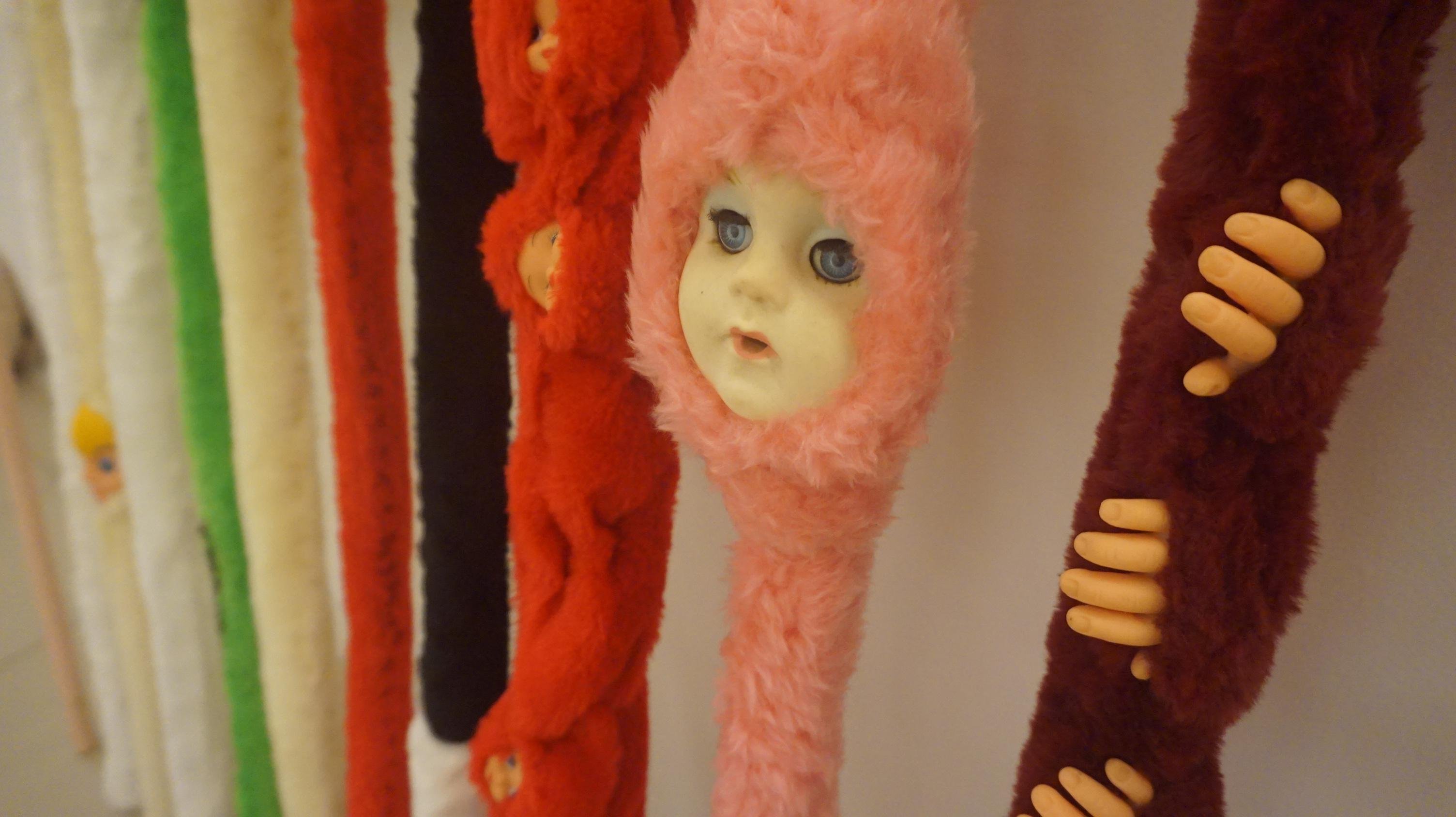 Mostra "Lia Menna Barreto: A boneca sou eu &mdash; Trabalhos 1985-2021&rdquo; traz a p&uacute;blico objetos, esculturas, sedas, instala&ccedil;&otilde;es, pinturas e desenhos, al&eacute;m de documentos e registros visuais que complementam e ampliam a experi&ecirc;ncia.