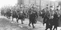 Desembarque de tropas na estação ferroviária de Oppeln, Alta Silesia.