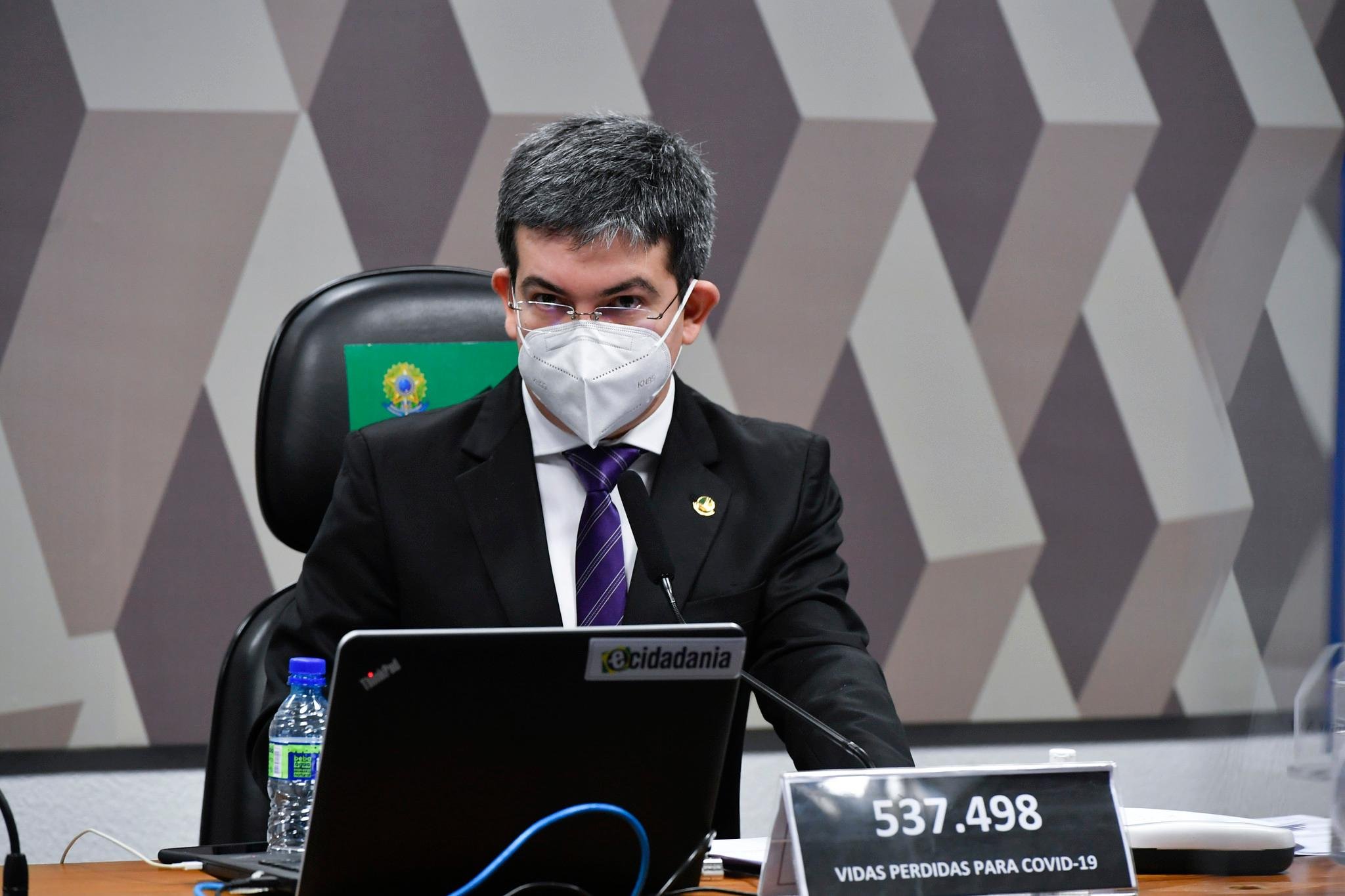 Mais alta distin&ccedil;&atilde;o da Fran&ccedil;a foi dada a Randolfe Rodrigues pelo trabalho na pandemia, defesa do meio ambiente e Acordo de Paris