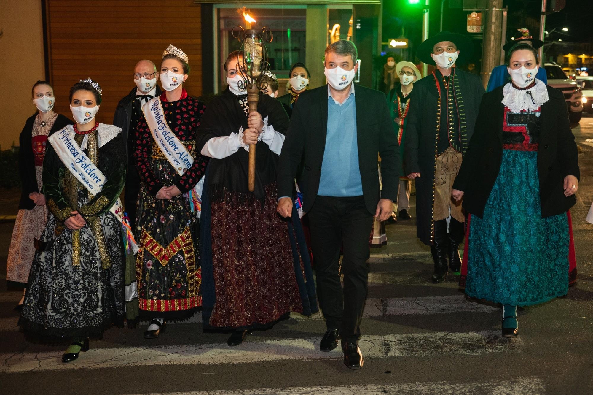 Prefeito de Nova Petr&oacute;polis, Darlei Wolf, durante o acendimento da chama e in&iacute;cio do Festival de Folclore
