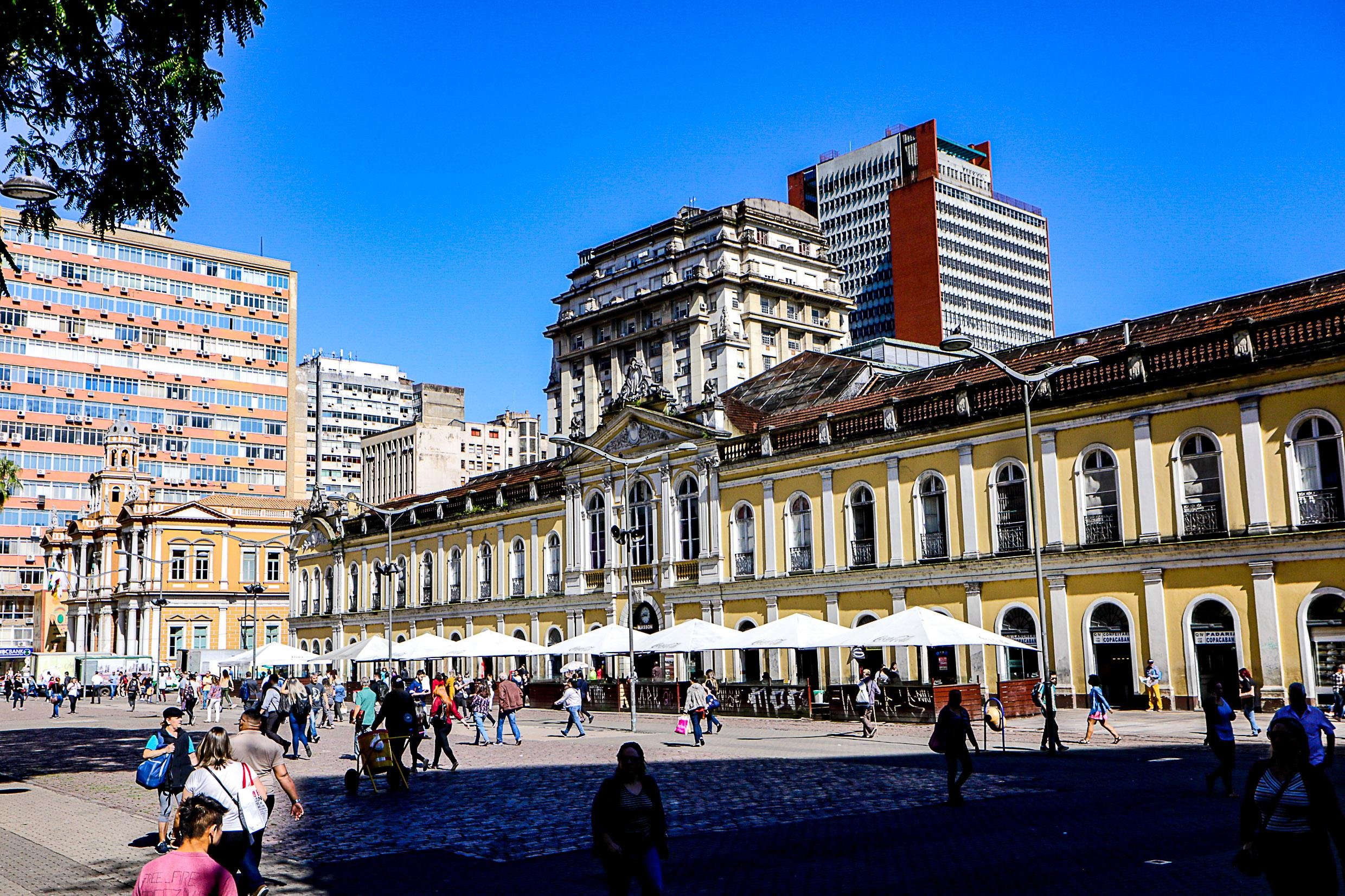 Em Porto Alegre, o sol aparece entre nuvens