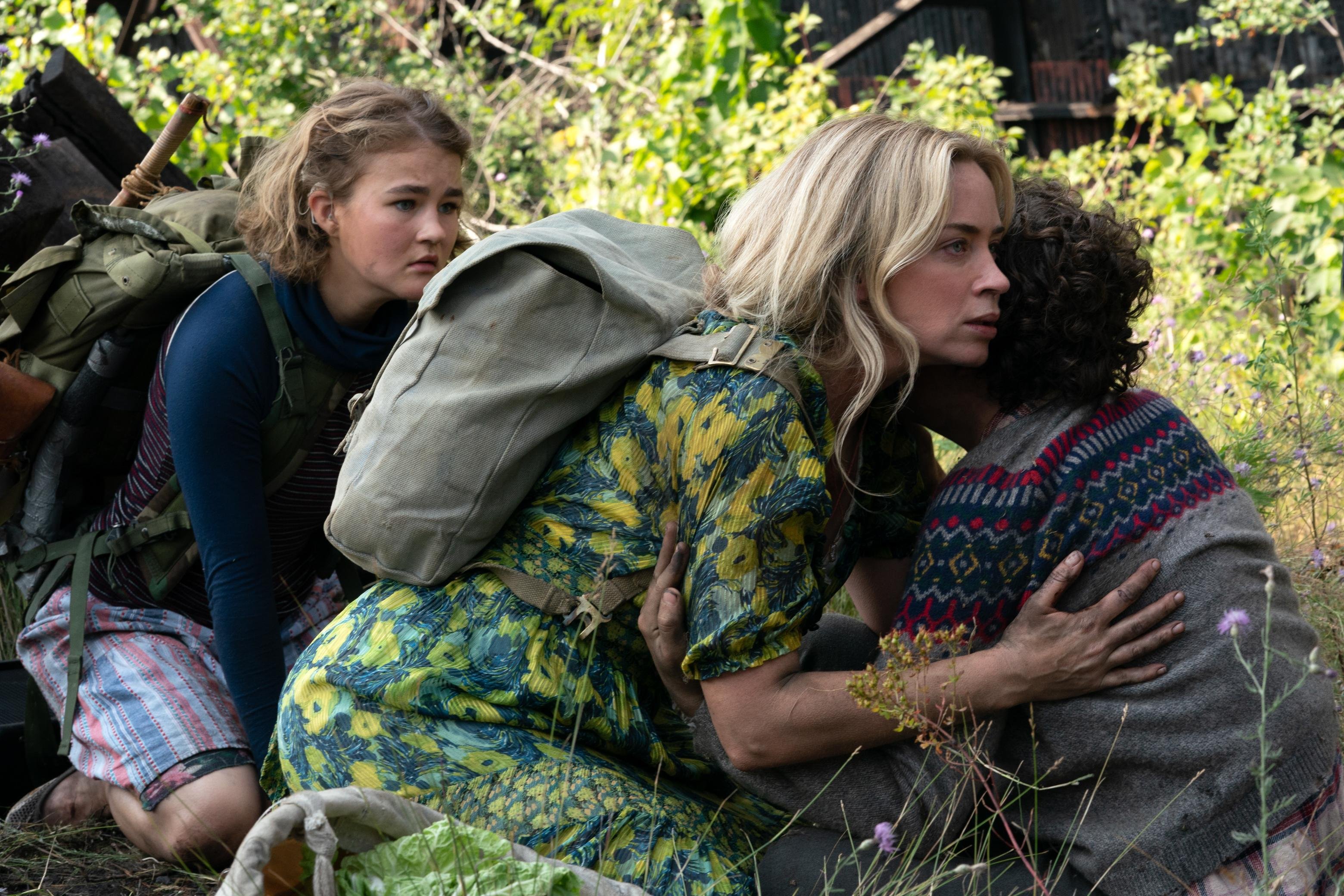 Atores Millicent Simmonds, Emily Blunt e Noah Jupe em &lsquo;Um Lugar Silencioso - Parte II&rsquo;
