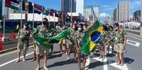 Bruninho e Ketleyn Quadros levaram a bandeira do Brasil no desfile pela Vila Olímpica