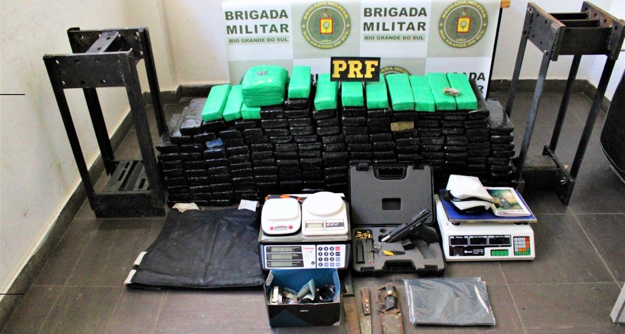 Houve ainda recolhimento de uma pistola com 13 muni&ccedil;&otilde;es, al&eacute;m de duas prensas