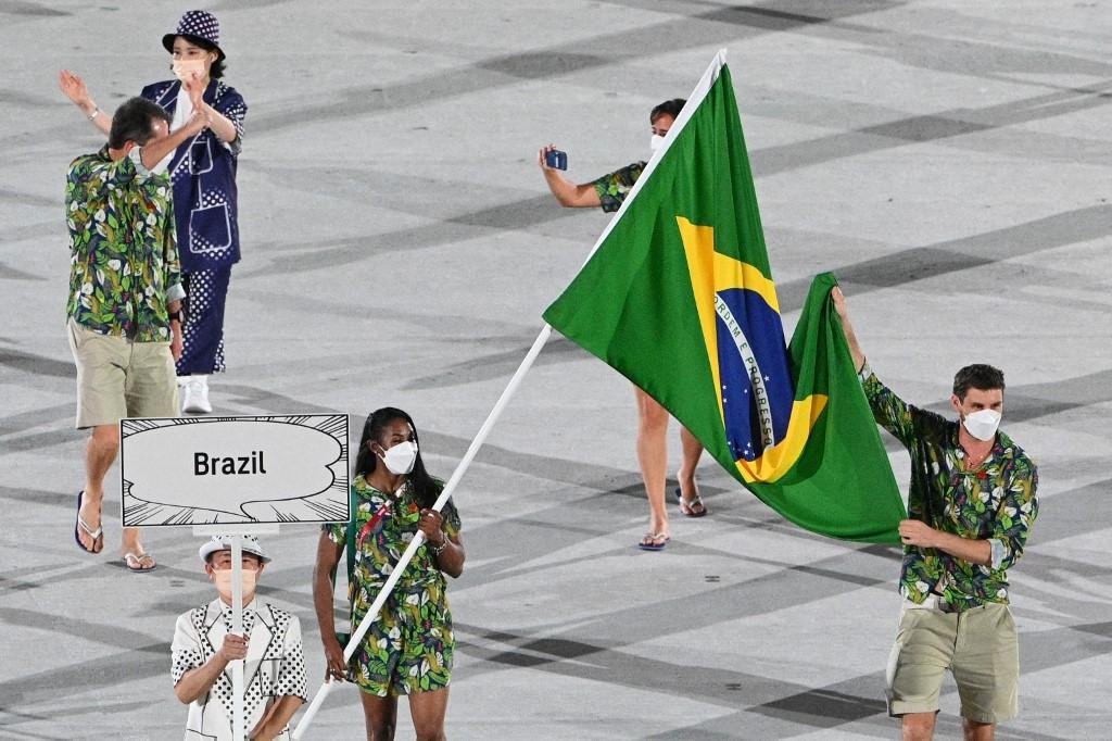 Bruno Rezende, o Bruninho, do v&ocirc;lei, e Ketleyn Quadros, do jud&ocirc;, foram os porta-bandeiras da delega&ccedil;&atilde;o brasileira na abertura de T&oacute;quio 2021