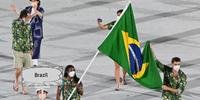 Bruno Rezende, o Bruninho, do vôlei, e Ketleyn Quadros, do judô, foram os porta-bandeiras da delegação brasileira na abertura de Tóquio 2021