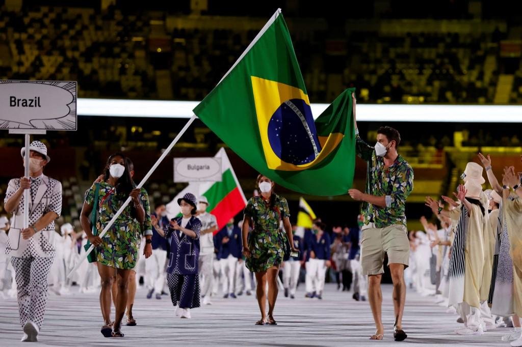 Bruninho, do voleibol, e Ketleyn Quadros, do jud&ocirc;, levaram a bandeira brasileira na reduzida delega&ccedil;&atilde;o na cerim&ocirc;nia de abertura de T&oacute;quio 2020