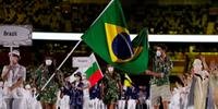 Bruninho, do voleibol, e Ketleyn Quadros, do judô, levaram a bandeira brasileira na reduzida delegação na cerimônia de abertura de Tóquio 2020