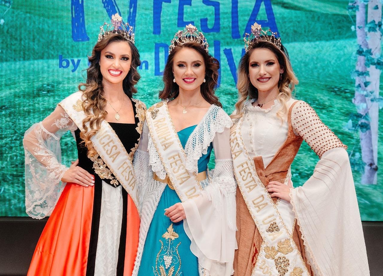 As princesas Bianca Fabro Ott (E) e Bruna Mallmann (D) e a rainha Pricila Zanol foram as escolhidas desta edi&ccedil;&atilde;o