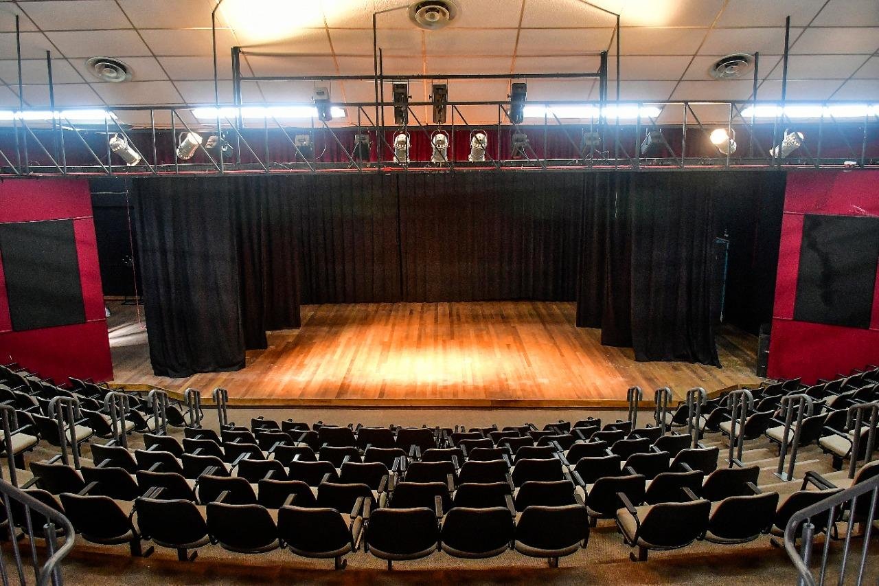 Local possui um palco italiano com mais de 80 m&sup2;, al&eacute;m de tr&ecirc;s camarins e cabine t&eacute;cnica