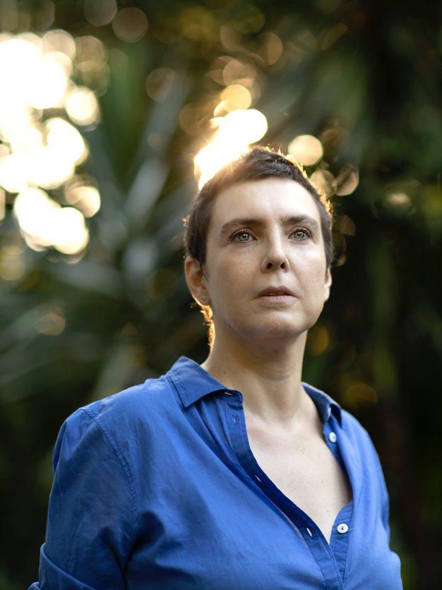 Cantora e compositora Adriana Calcanhotto abre a atividade, descrevendo como &eacute; o trabalho de composi&ccedil;&atilde;o de can&ccedil;&otilde;es como "Mentira", sucesso de sua autoria que foi remixado e comp&otilde;e o seu novo &aacute;lbum, &ldquo;Remix S&eacute;culo XXI".