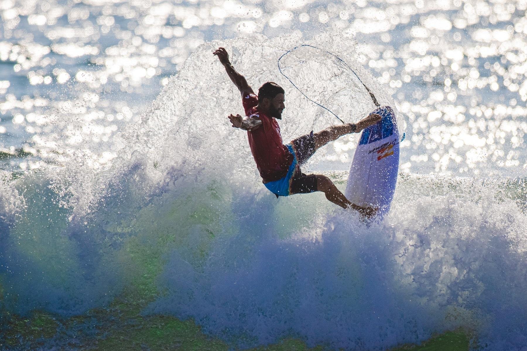 Italo Ferreira conquistou a primeira bateria na estreia do surfe nos Jogos Ol&iacute;mpicos