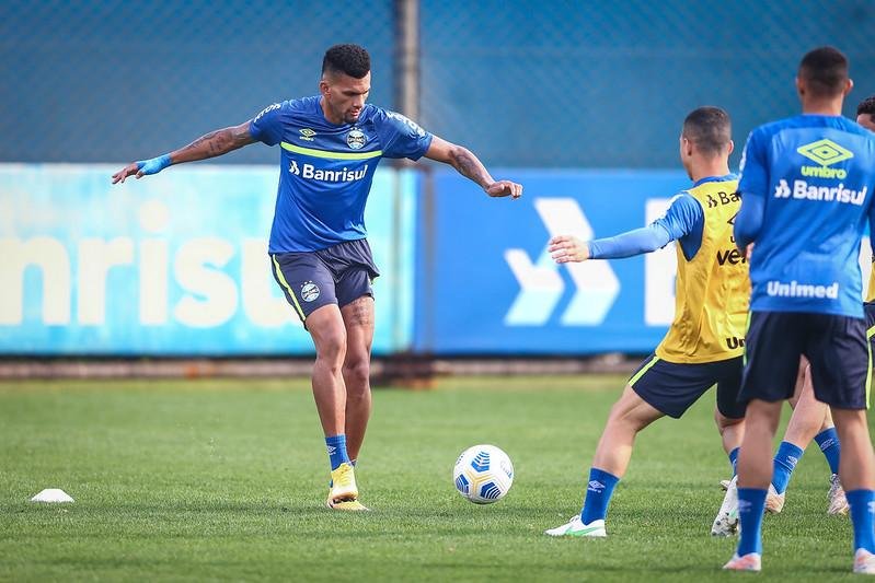 Gr&ecirc;mio enfrenta o Vit&oacute;ria em meio a desfalques