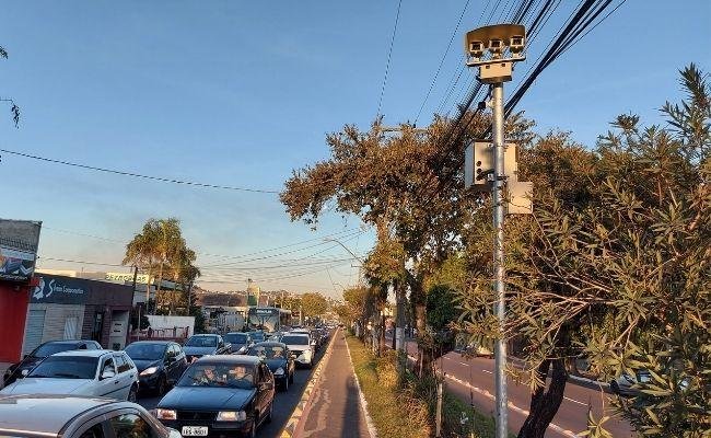 Trechos da avenida Vitor Hugo Kunz e da Estrada Germano Friedrich est&atilde;o recebendo controladores de velocidade