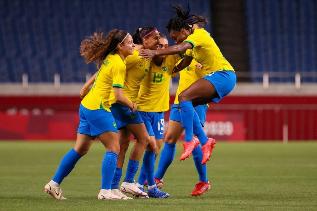 O Brasil abriu o placar com um belo gol de falta de Andressa Alves