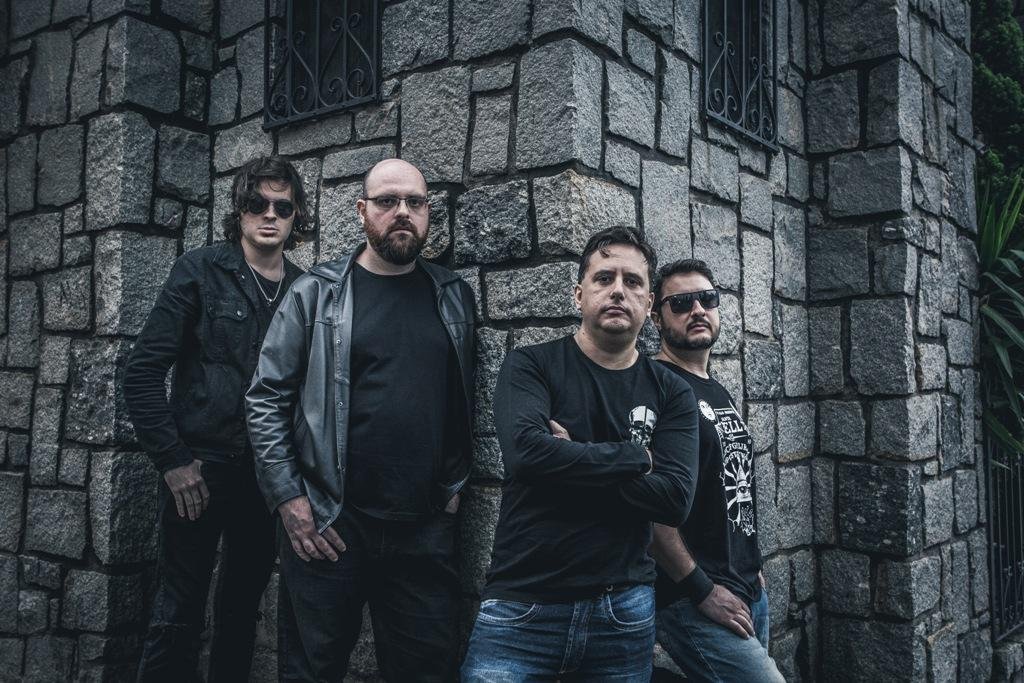 Durante a quarentena, a banda gravou demos das m&uacute;sicas que devem formar seu &aacute;lbum de estreia