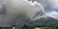 Material vulcânico do Sinabung da Indonésia alcançou os 4.500 metros