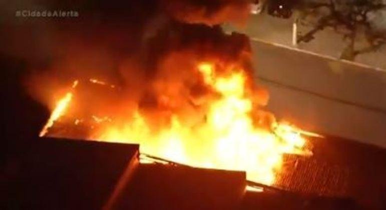 Chamas iniciaram na tarde desta quinta-feira