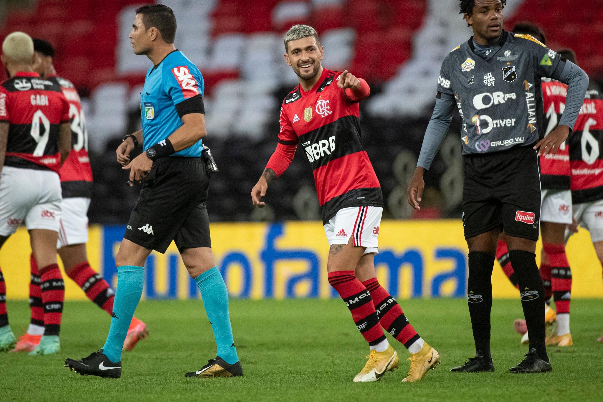 Flamengo atropelou no Maracan&atilde; e encaminhou vaga nas quartas