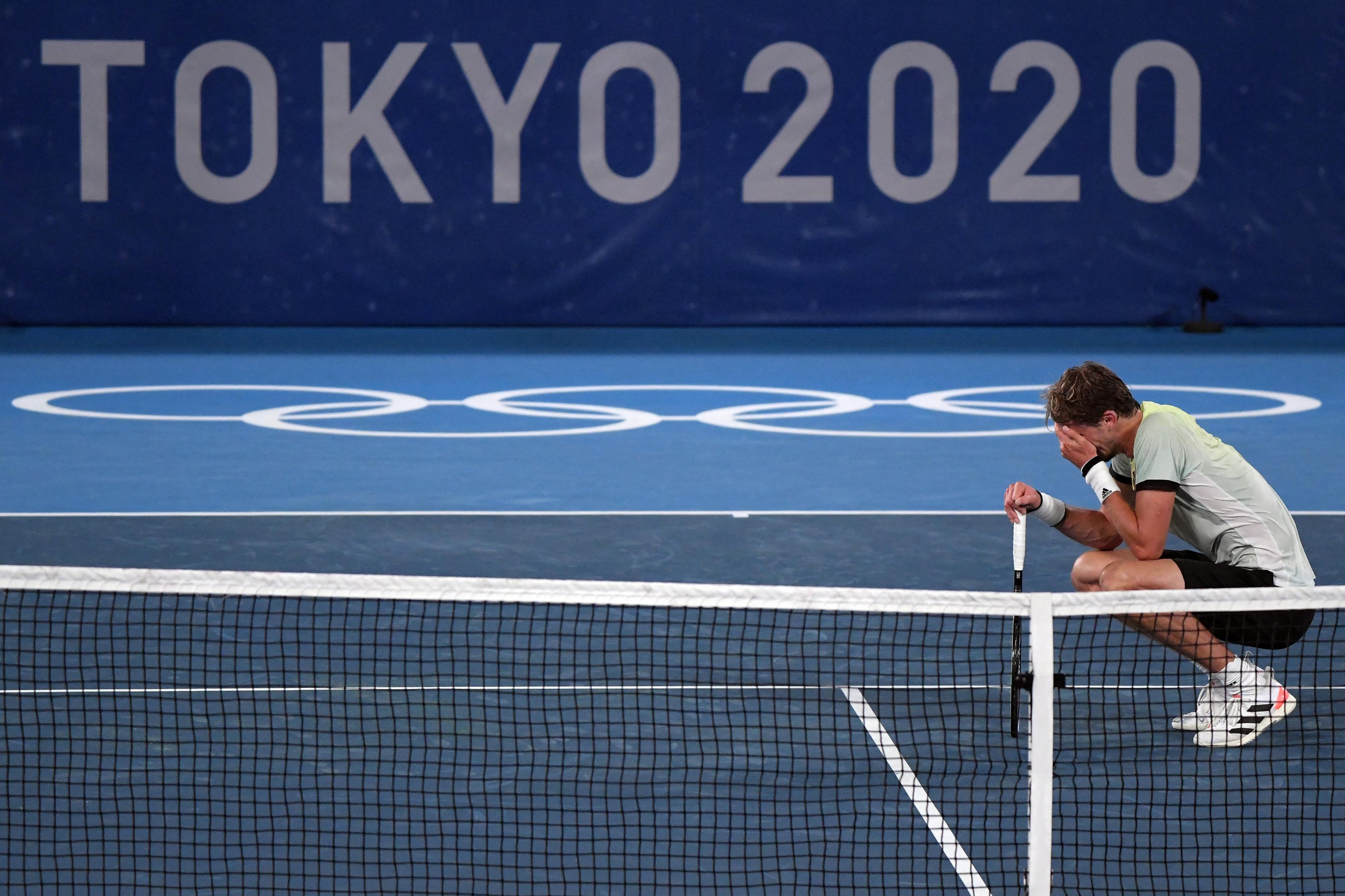 Alem&atilde;o de 24 anos foi &agrave;s l&aacute;grimas ap&oacute;s eliminar Djokovic