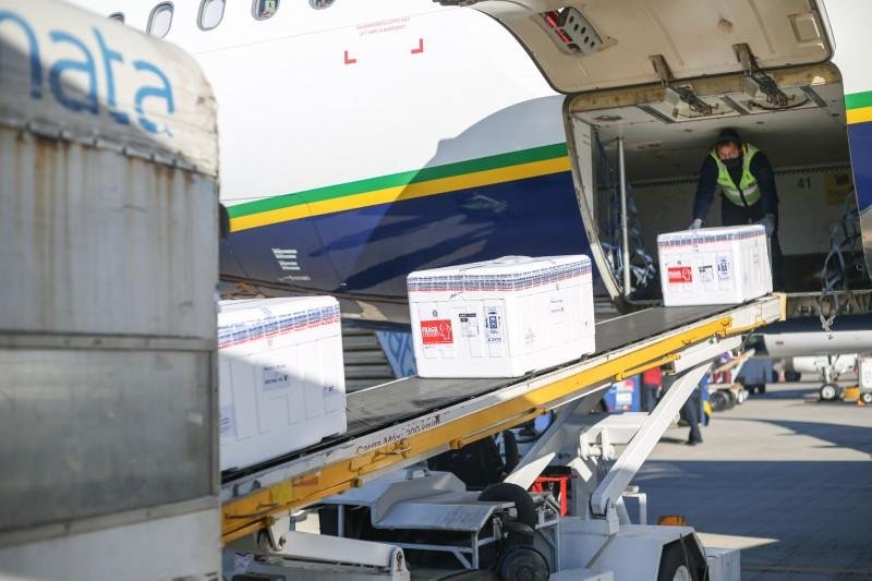 Lotes da Pfizer e Coronavac desembarcaram em dois voos neste s&aacute;bado em Porto Alegre