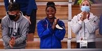 Simone Biles (C) dos EUA aplaude durante a final do exercício de solo feminino de ginástica artística durante os Jogos Olímpicos de Tóquio.