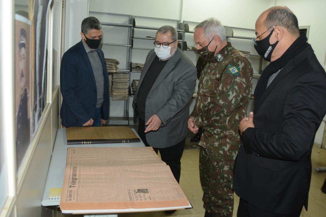General Val&eacute;rio Stumpf Trindade visitou a sede do jornal Correio do Povo
