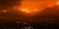O filme começa com imagens assustadoras de dois incêndios que devastaram Malibu e Paradise em 2018, duas cidades na Califórnia com contextos socioeconômicos opostos, deixando 88 mortos.
