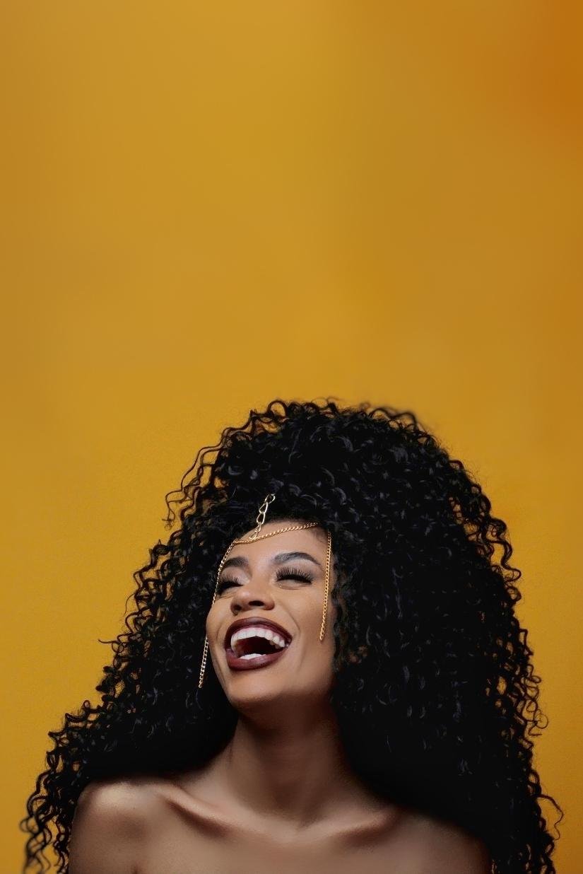 A cantora e compositora Monique Brito se apresenta, a partir das 18h30min, no projeto Mistura Fina