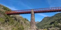 Construída com rebites, sem uso de parafusos, a ponte tem extensão total de 108 metros e altura de 19,6 metros