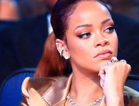 Rihanna, al&eacute;m de cantora,  construiu um imp&eacute;rio de maquiagem e moda