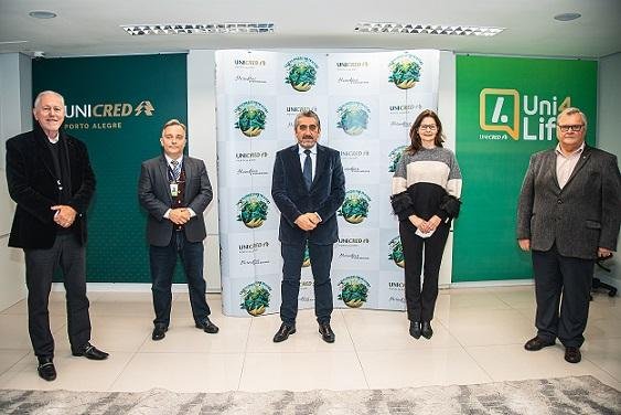 Dr. Jos&eacute; Cesar Boeira, ao centro. &Agrave; direita na foto, Mayra Seibert e Harry F&uuml;rstenau; &agrave; esquerda, dr. Marcos Ferreira e o dr. Baldu&iacute;no Tschiedel