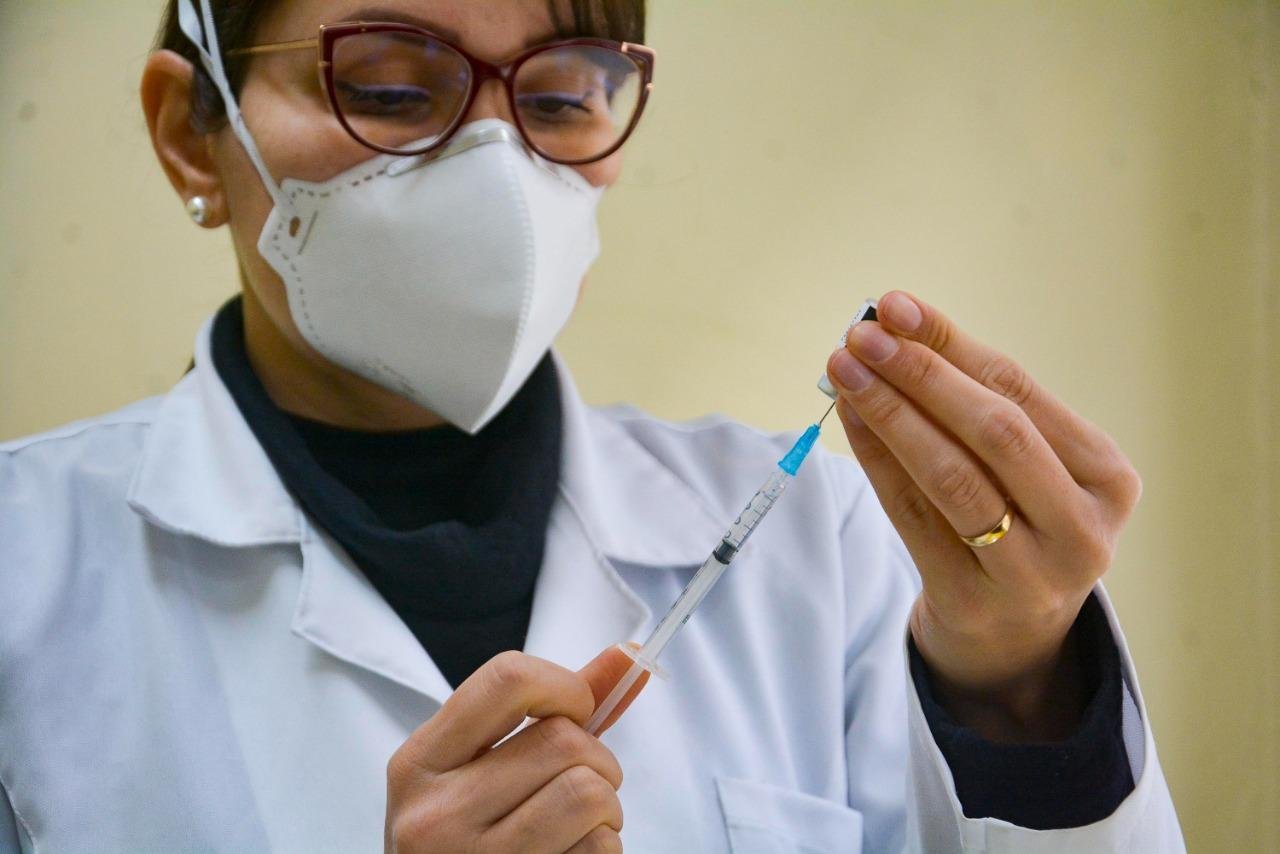 J&aacute; o percentual de quem possui a vacina&ccedil;&atilde;o completa &eacute; de 21,42% da popula&ccedil;&atilde;o brasileira
