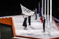 A prefeita de Paris, Anne Hidalgo, recebeu a bandeira olímpica que marca o fim da cerimônia dos Jogos Olímpicos de Tóquio