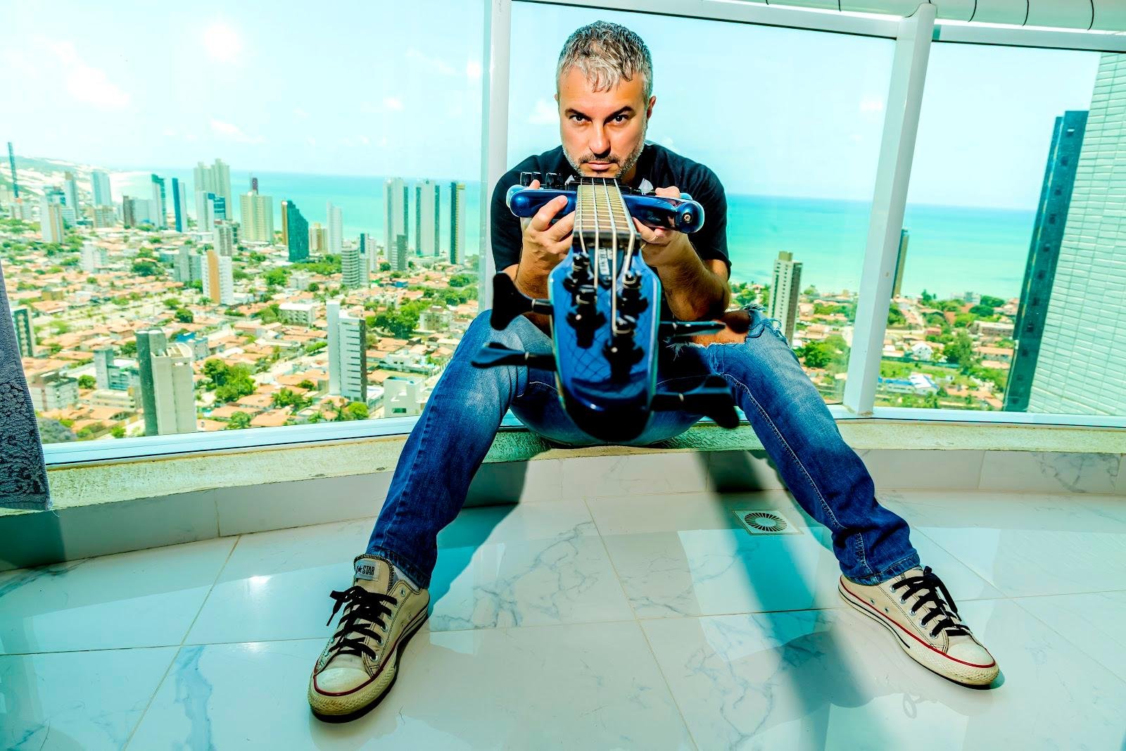 Ga&uacute;cho e atualmente est&aacute; morando no RN, Emersson Ramone &eacute; m&uacute;sico e compositor