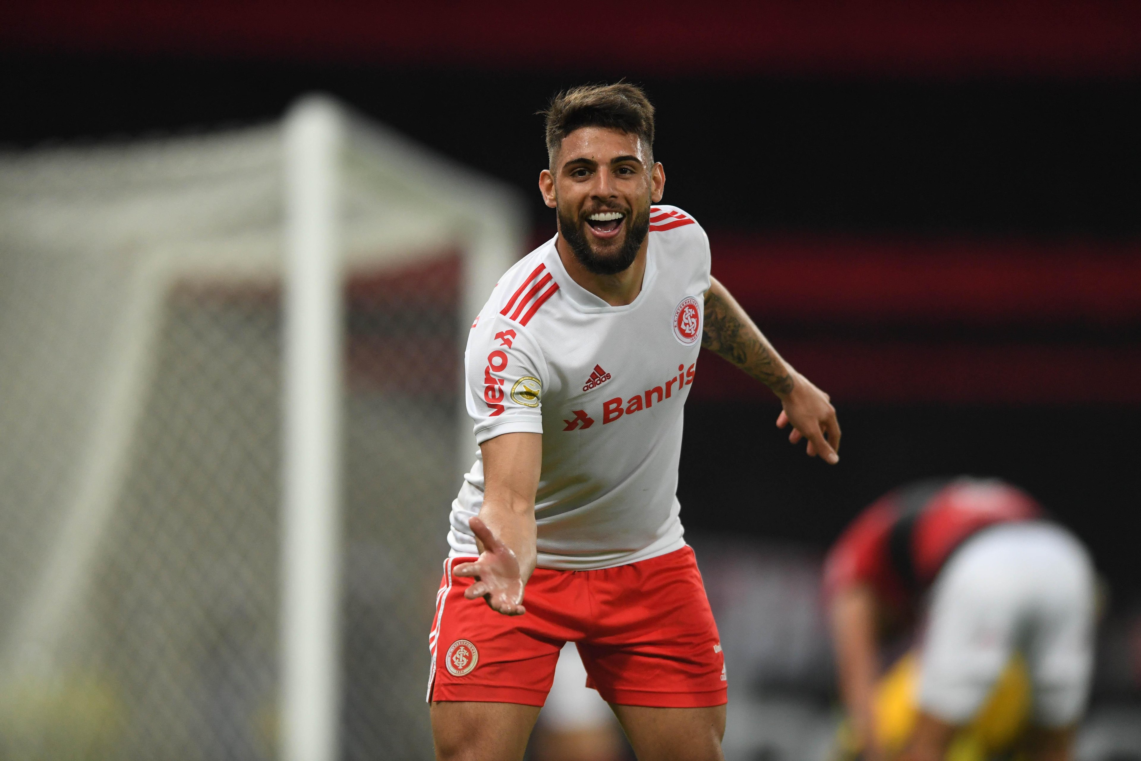 Autor de tr&ecirc;s gols, Yuri Alberto foi o destaque nos 4 a 0 que o Colorado aplicou no Flamengo em pleno Maracan&atilde;