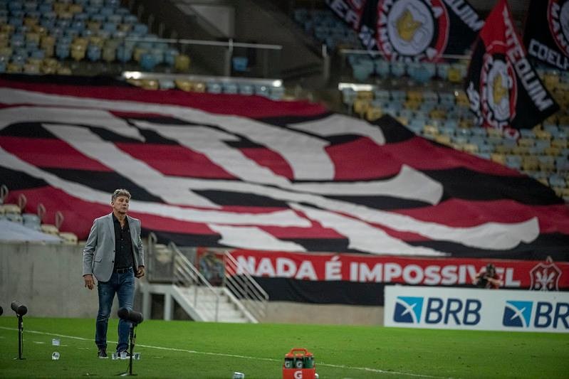 Renato reclamou da arbitragem e minimizou derrota