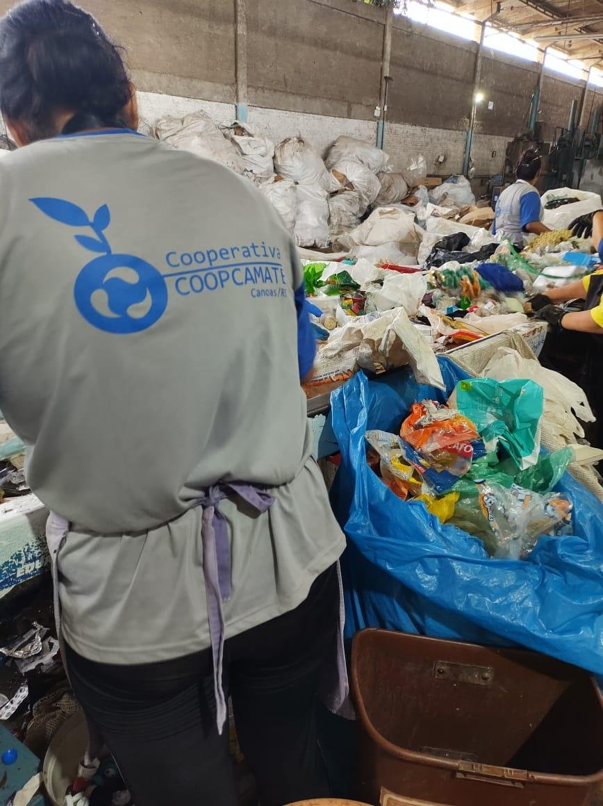 A Coopcamate faz a triagem mensal de cerca de 60 toneladas de res&iacute;duos