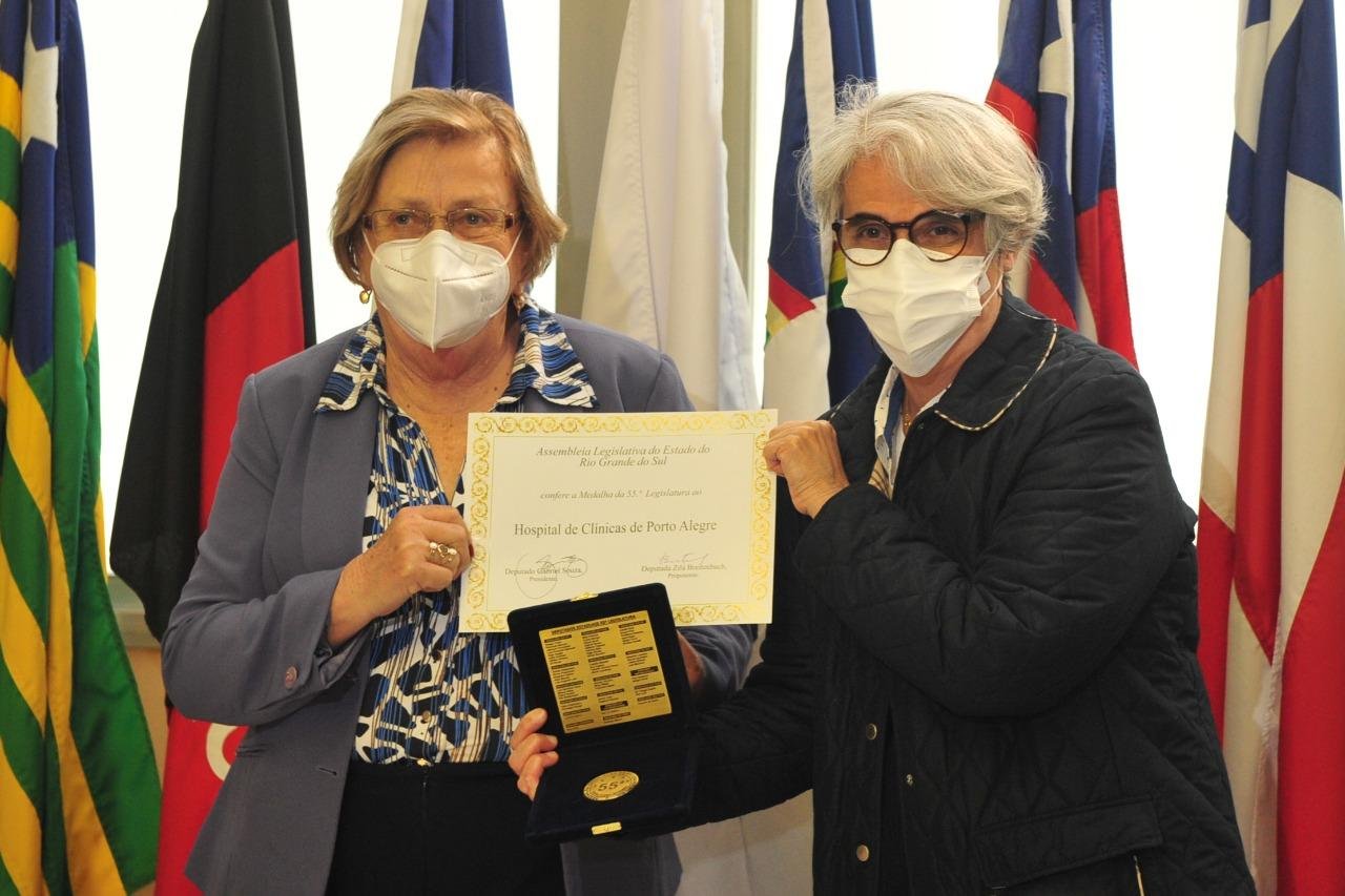 A deputada estadual Zil&aacute; Breitenbach, que fez a proposta, entregou a medalha da 55&ordf; Medalha Legislatura do parlamento ga&uacute;cho a diretora-presidente do HCPA, Nadine Clausell