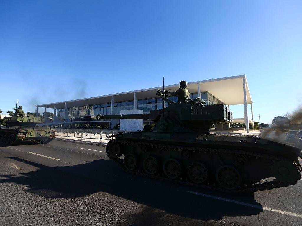 Presidente Jair Bolsonaro acompanhou na manh&atilde; desta ter&ccedil;a-feira o desfile de tanques militares na Esplanada dos Minist&eacute;rios, em Bras&iacute;lia