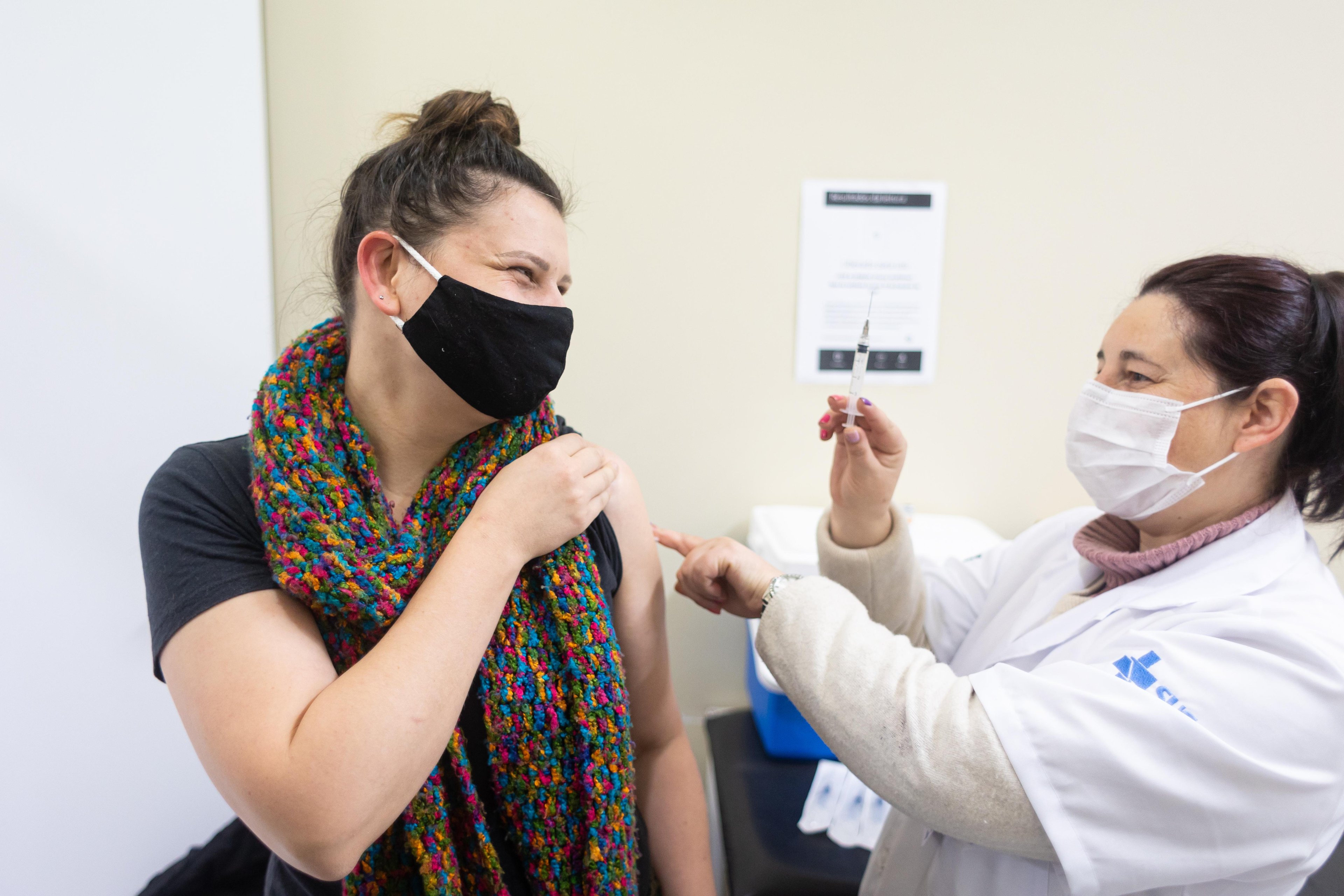 A aplica&ccedil;&atilde;o da primeira dose acontece nas 27 unidades b&aacute;sicas de sa&uacute;de do munic&iacute;pio