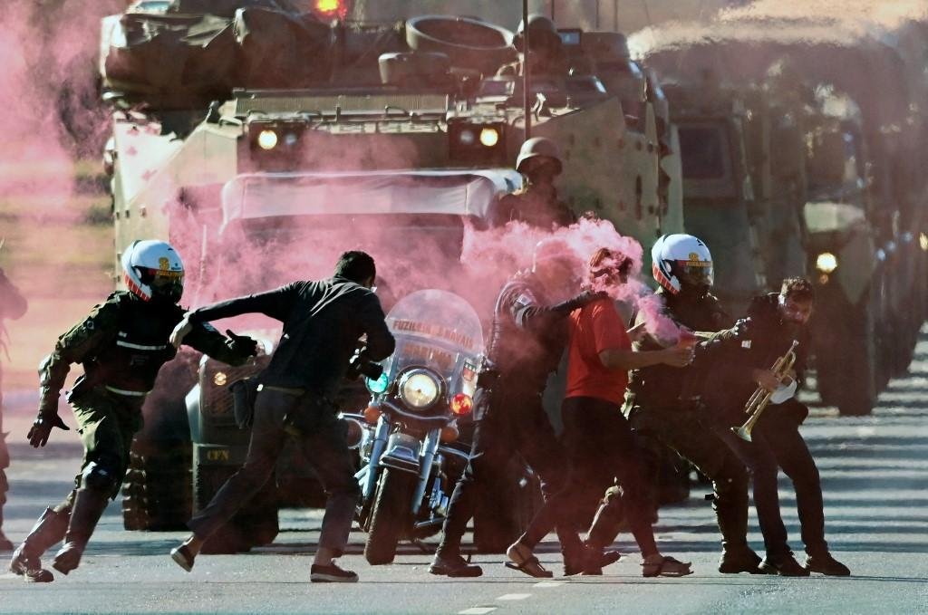 Homem entrou em frente aos ve&iacute;culos militares e foi detido pela Pol&iacute;cia Militar