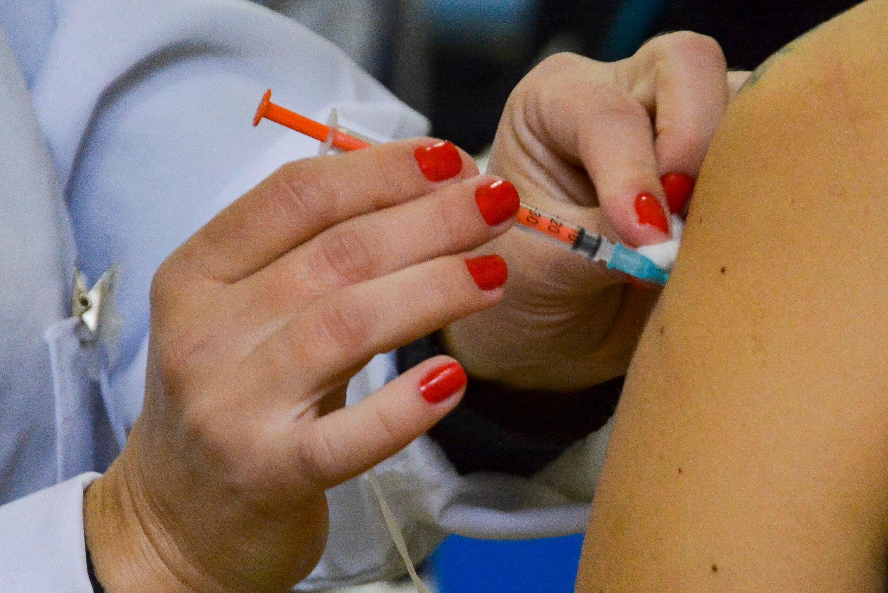 Vacina&ccedil;&atilde;o contra Covid-19 alcan&ccedil;a p&uacute;blico de 23 anos a partir desta quinta-feira