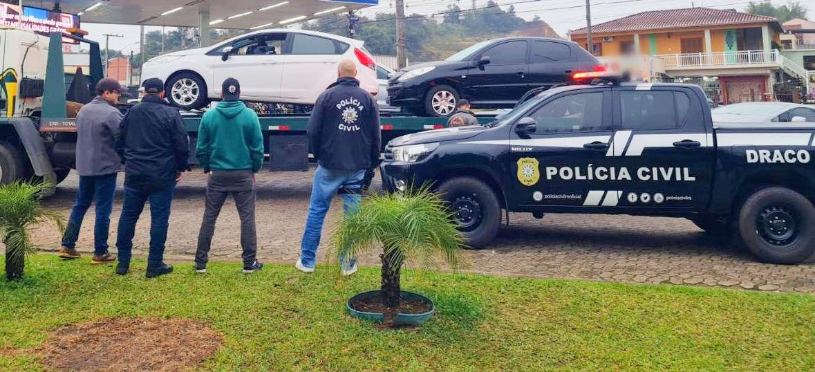 Cinco carros e duas motos foram apreendidos no bairro Canudos