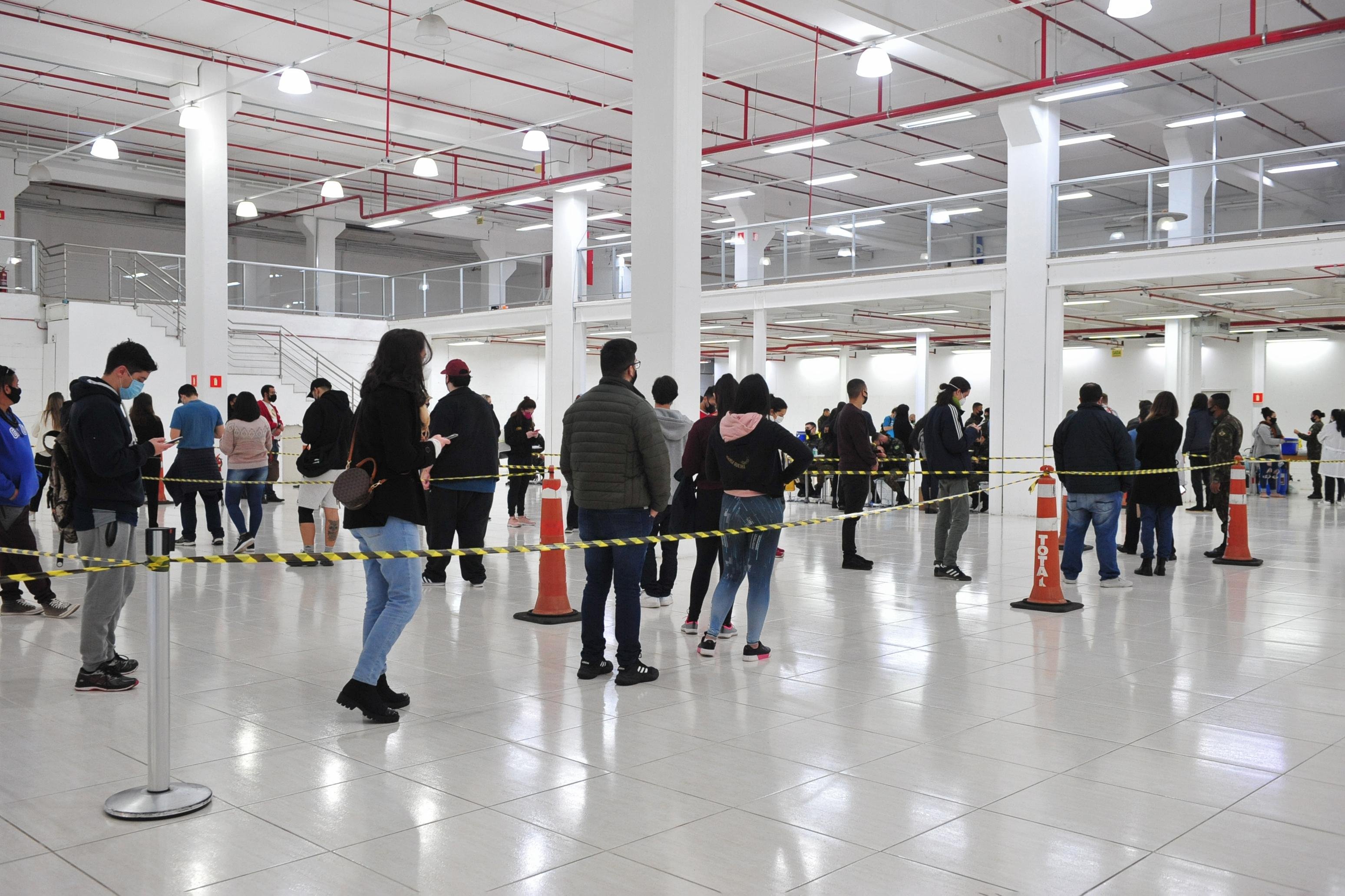 Capital contou com novo espa&ccedil;o de imuniza&ccedil;&atilde;o no Shopping Total, no bairro Floresta, nesta quarta-feira