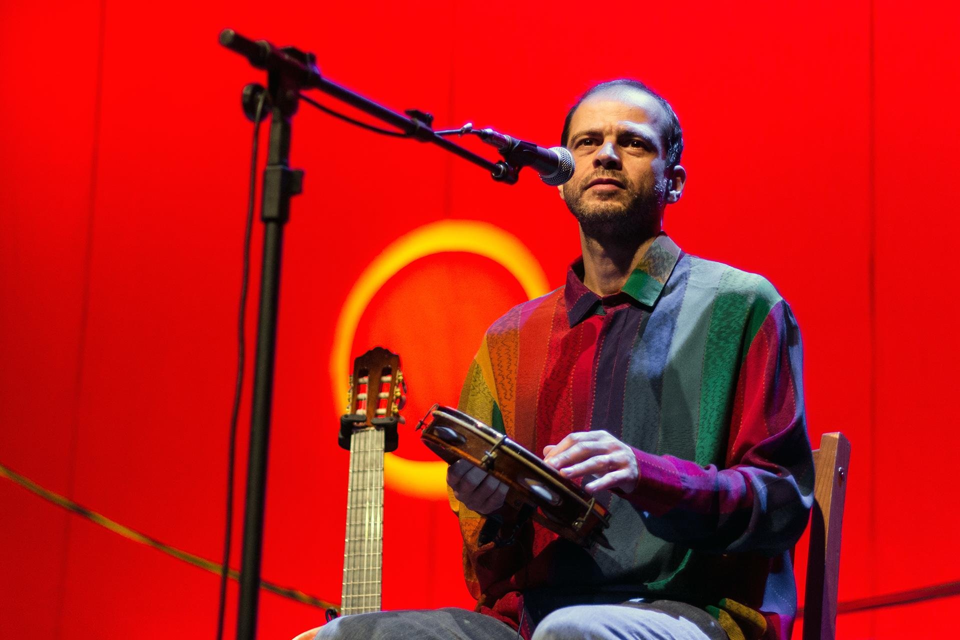 Filho de Caetano, Moreno Veloso faz live para cantar e falar da rela&ccedil;&atilde;o entre pai e filho